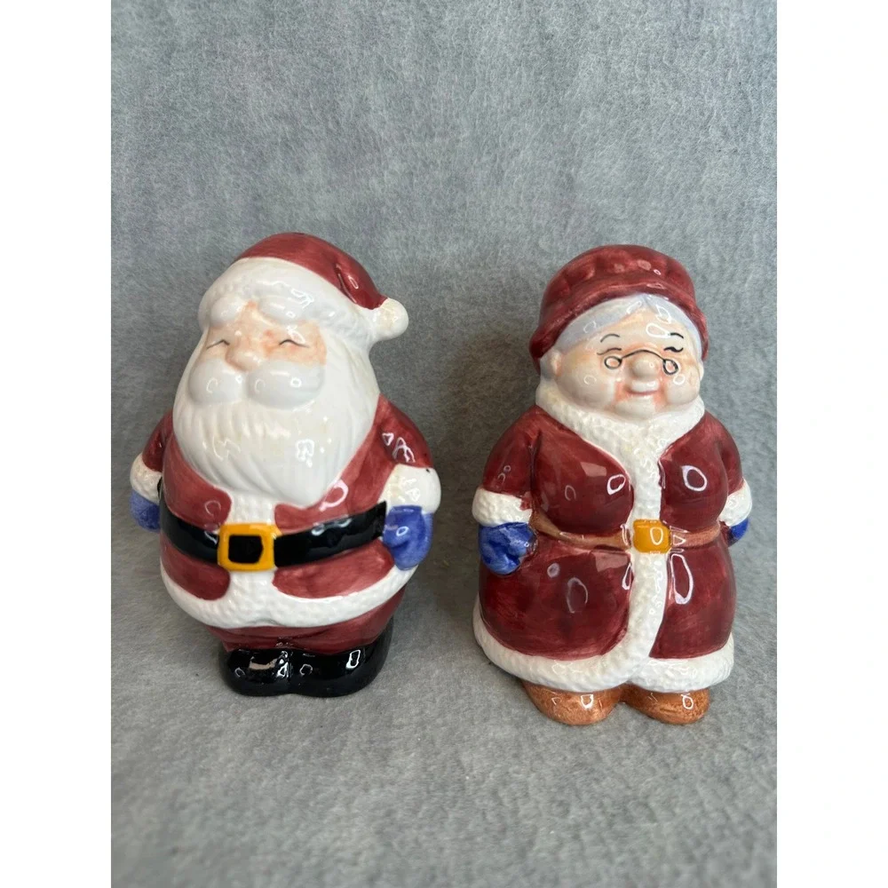 Vintage 2000 Publix Santa and‎ Mrs Claus Ceramic Salt and Pepper Shakers Set